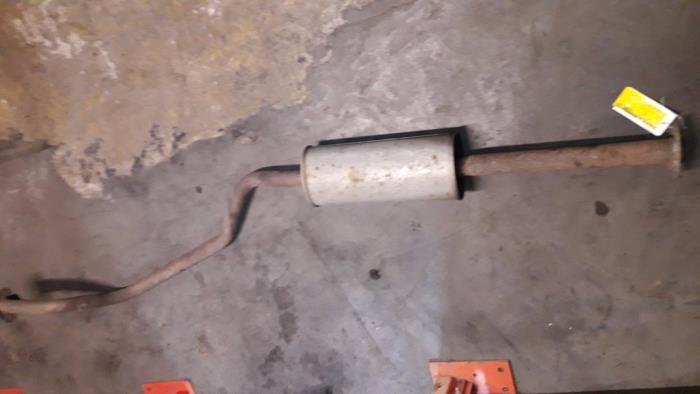 Exhaust middle silencer from a Nissan Almera (N16) 2.2 Di 16V 2002