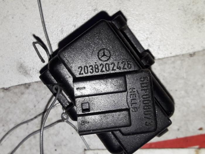 Begagnade Regnsensor Mercedes C (W203) 2.2 C-200 CDI 16V Pris på förfrågan erbjuds av Autodemontage Joko B.V.