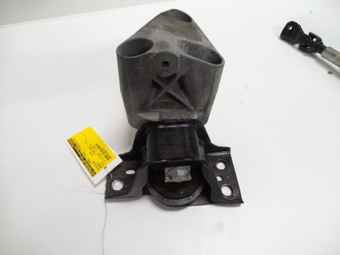 Used Engine mount Renault Clio III (BR/CR) 1.5 dCi 85 Price on request offered by Autodemontage Joko B.V.