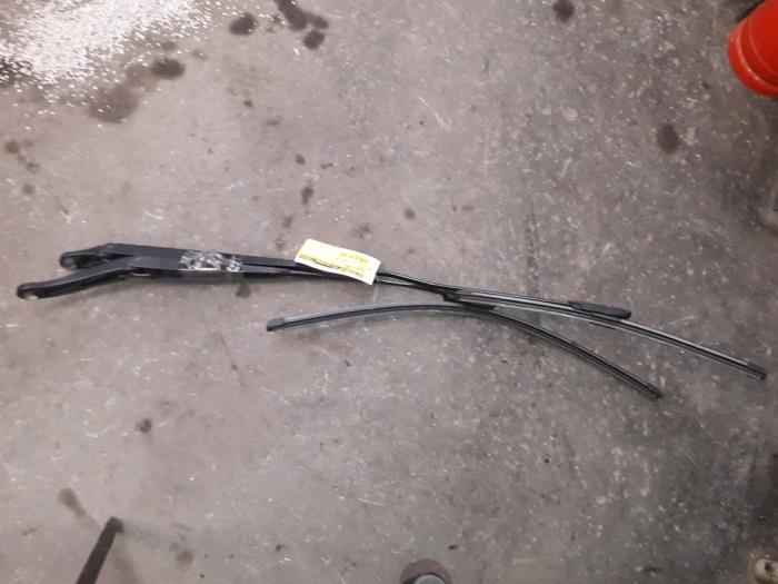 Front wiper arm from a Renault Clio III (BR/CR) 1.5 dCi 85 2007