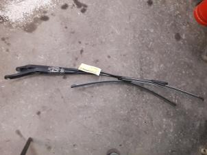 Used Front wiper arm Renault Clio III (BR/CR) 1.5 dCi 85 Price on request offered by Autodemontage Joko B.V.