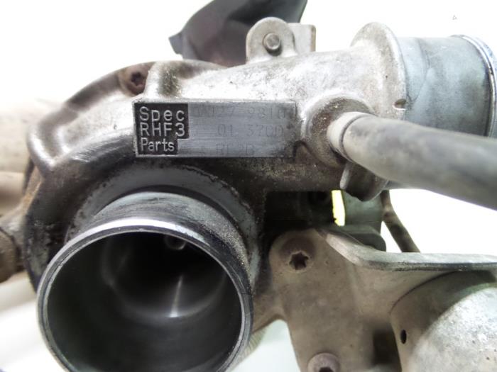 Turbo van een Mazda 323 Fastbreak (BJ14) 2.0 DTiD 16V 1999