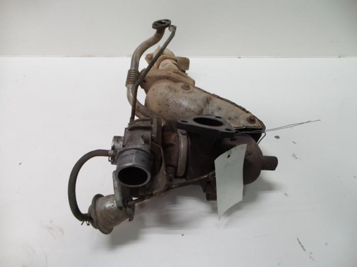 Turbo van een Mazda 323 Fastbreak (BJ14) 2.0 DTiD 16V 1999
