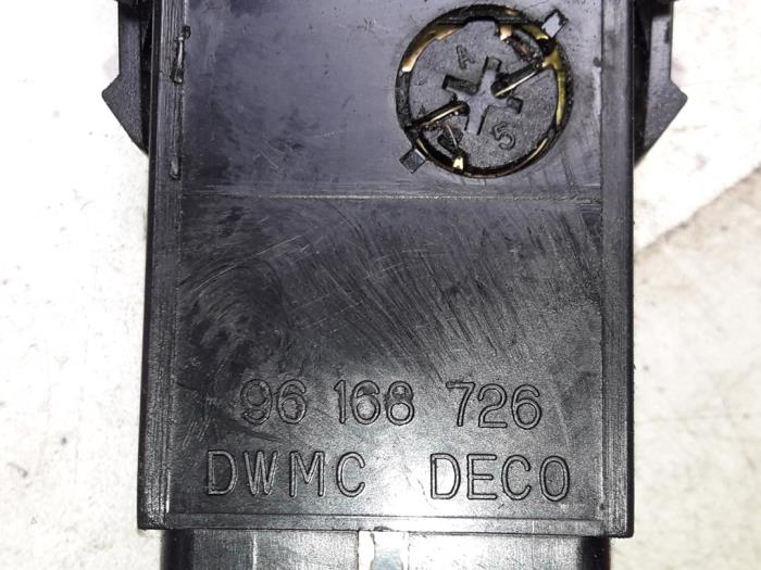 Interruptor de luz de pánico de un Daewoo Nexia 1.5 GL 8V MPi 1995