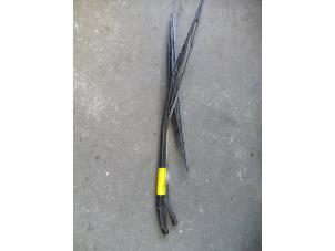 Used Front wiper arm Nissan Primera (P12) 2.0 16V CVT Price on request offered by Autodemontage Joko B.V.