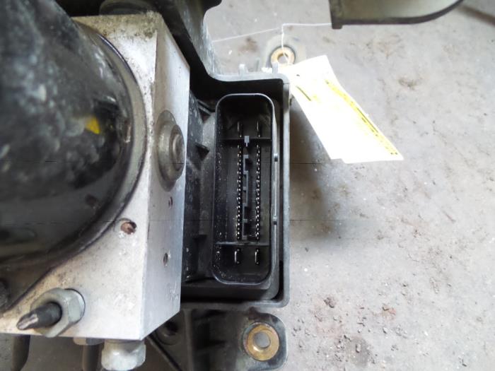 Begagnade ABS-pump Opel Zafira (M75) 2.2 16V Direct Ecotec Pris på förfrågan erbjuds av Autodemontage Joko B.V.