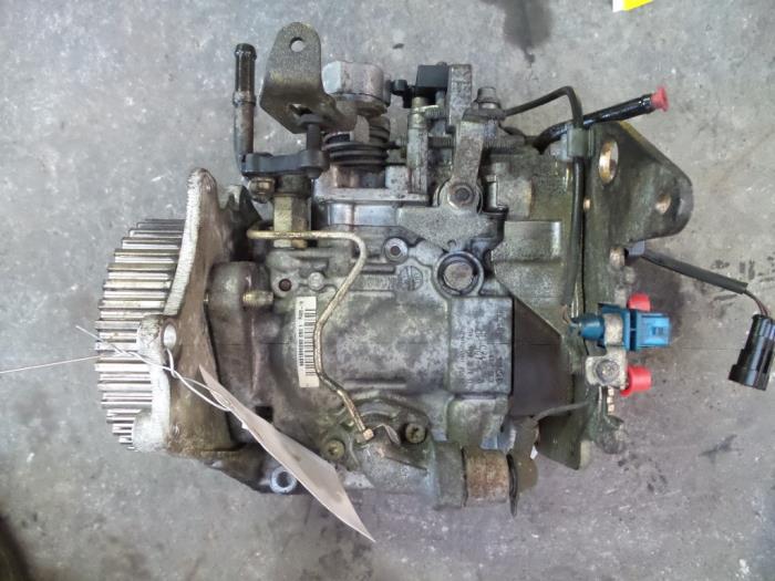 Mechanical fuel pump from a Fiat Ducato (230/231/232) 1.9 D 2001