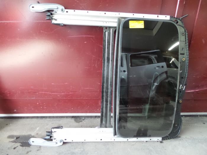 Używane Dach przesuwny Dodge Nitro 2.8 CRD 16V 4x4 Cena na żądanie oferowane przez Autodemontage Joko B.V.