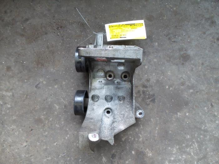 Usagé Support dynamo haut Ford Fiesta 5 (JD/JH) 1.3 Prix sur demande proposé par Autodemontage Joko B.V.
