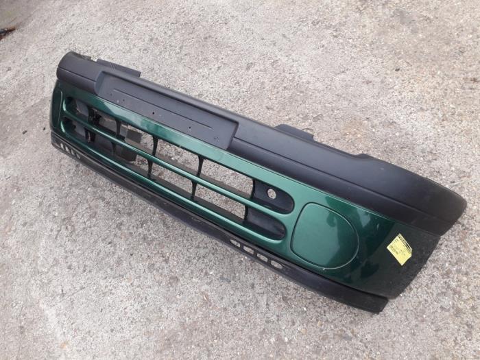 Front bumper from a Renault Clio II (BB/CB) 1.2 1999