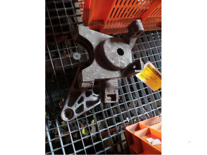 Used Engine mount Fiat Stilo (192A/B) 1.6 16V Price on request offered by Autodemontage Joko B.V.