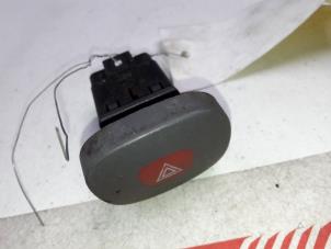 Used Panic lighting switch Renault Clio II (BB/CB) 1.4 Price on request offered by Autodemontage Joko B.V.