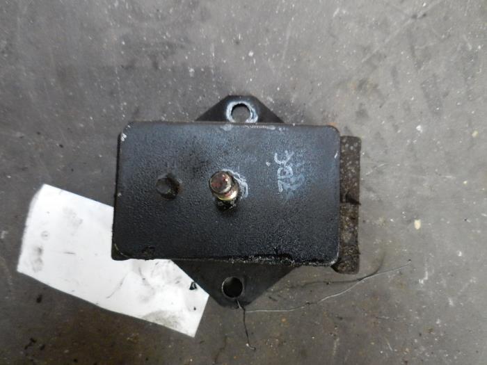 Usagé Support moteur Hyundai H-1/H-200 2.5 Tdi Prix sur demande proposé par Autodemontage Joko B.V.