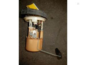 Used Electric fuel pump Renault Twingo (C06) 1.2 Price on request offered by Autodemontage Joko B.V.