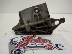 Used Engine mount Renault Clio III (BR/CR) 1.5 dCi 70 Price on request offered by Autodemontage Joko B.V.