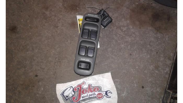 Usados Interruptor de ventanilla eléctrica Suzuki Baleno (GA/GB) 1.6 16V Precio de solicitud ofrecido por Autodemontage Joko B.V.