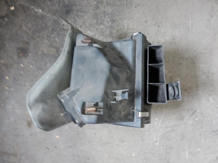Begagnade Luftfilterhus Volkswagen Passat (3B3) 2.0 20V Pris på förfrågan erbjuds av Autodemontage Joko B.V.
