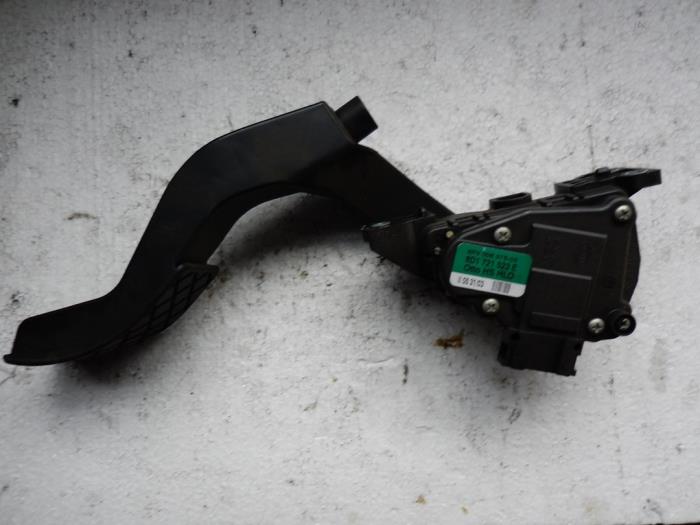 Accelerator pedal Volkswagen Passat 2.0 20V - 8D1721523E