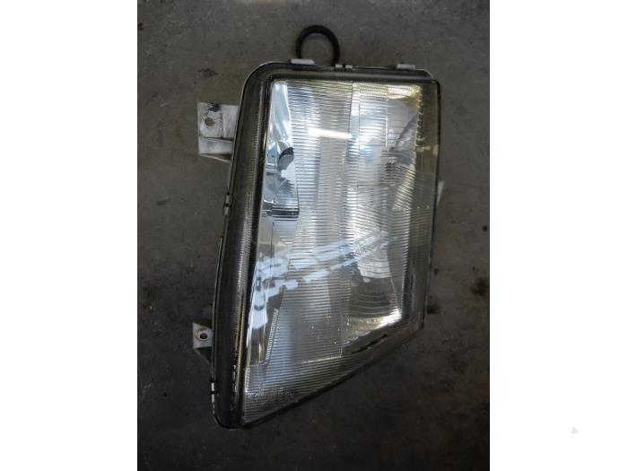 Headlight, right from a Mercedes-Benz Vito (638.1/2) 2.3 108D 1996