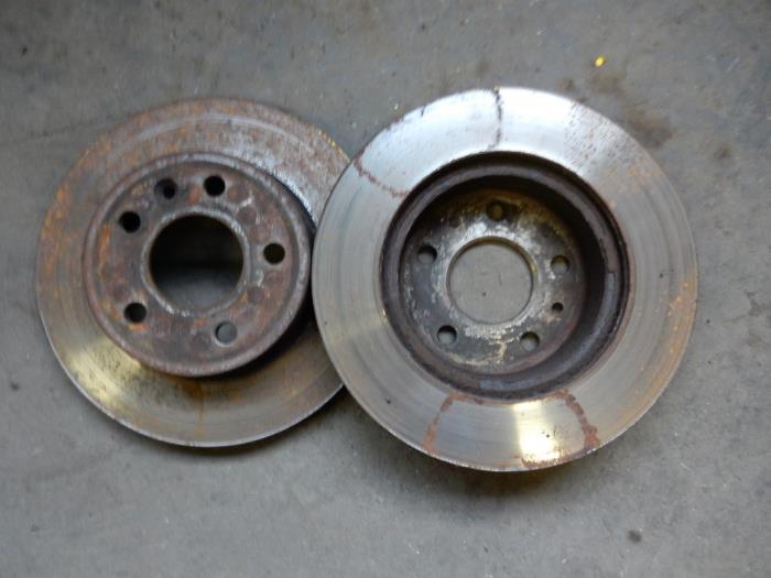 Front brake disc from a Mercedes-Benz Vito (638.1/2) 2.3 108D 1996