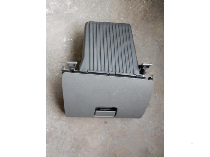 Glovebox from a Ford Focus 2 Wagon 1.6 TDCi 16V 110 2007
