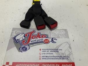 Used Rear seatbelt buckle, centre Toyota Yaris II (P9) 1.0 12V VVT-i Price on request offered by Autodemontage Joko B.V.