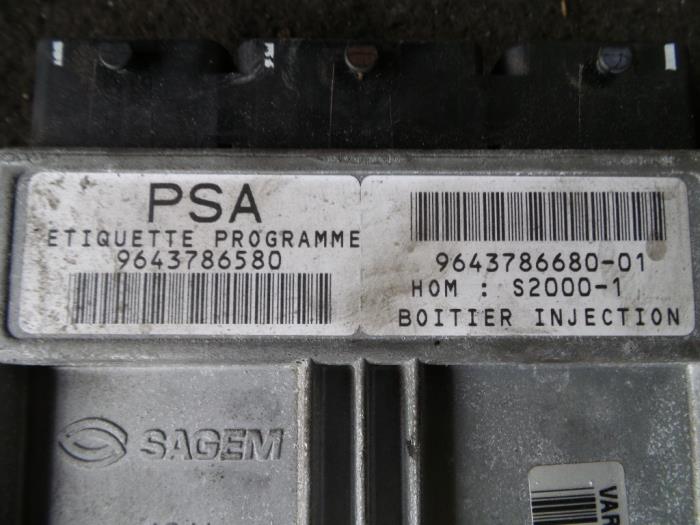 Calculateur moteur d'un Citroën Xsara Picasso (CH) 1.8 16V 2001