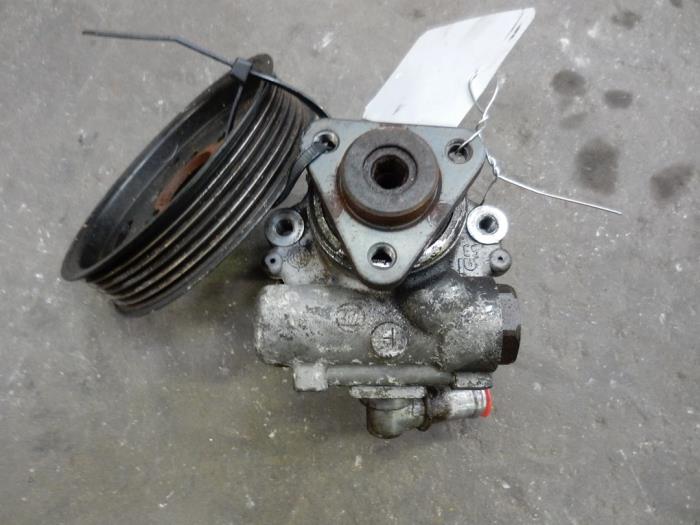 Usagé Pompe de direction Volkswagen Passat Variant (3B6) 2.3 V5 20V Prix sur demande proposé par Autodemontage Joko B.V.