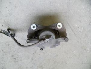 Used Front brake calliper, left Hyundai i30 Crosswagon (WWH) 1.6 CRDi 16V VGT HP Price on request offered by Autodemontage Joko B.V.