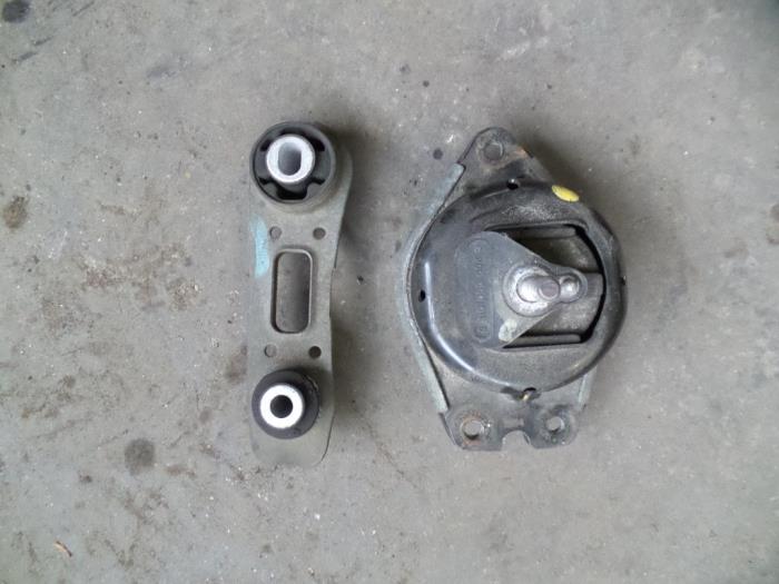 Usagé Support moteur Renault Laguna II Grandtour (KG) 1.6 16V Prix sur demande proposé par Autodemontage Joko B.V.