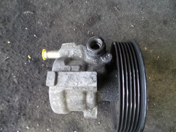 Begagnade Servostyrningspump Renault Laguna II Grandtour (KG) 1.6 16V Pris på förfrågan erbjuds av Autodemontage Joko B.V.