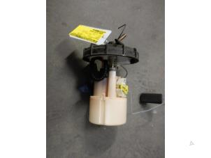 Used Electric fuel pump Renault Clio II (BB/CB) 1.2 Price on request offered by Autodemontage Joko B.V.