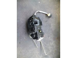 Used Front door lock mechanism 4-door, right Hyundai Getz 1.3i 12V Price on request offered by Autodemontage Joko B.V.