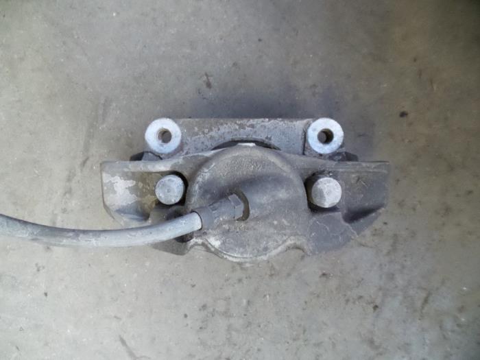 Gebrauchte Bremszange links vorne BMW 5 serie Touring (E61) 530d 24V Preis auf Anfrage angeboten von Autodemontage Joko B.V.