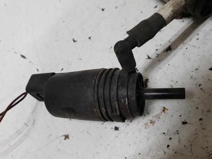 Windscreen washer pump from a BMW 5 serie Touring (E61) 530d 24V 2005