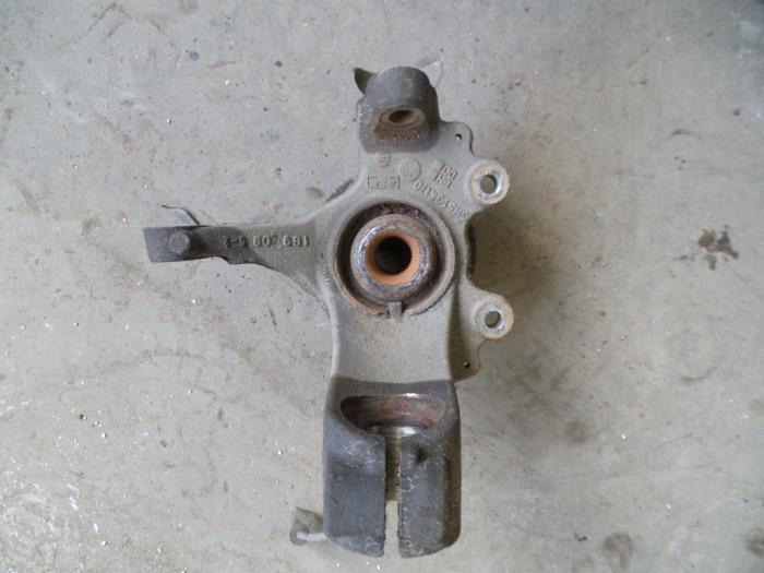Knuckle, front right from a Ford Focus 2 1.6 TDCi 16V 90 2009