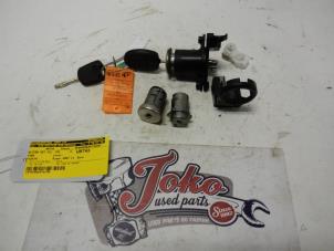 Gebrauchte Schlossset Zylinder (komplett) Ford Fiesta 5 (JD/JH) 1.3 Preis auf Anfrage angeboten von Autodemontage Joko B.V.