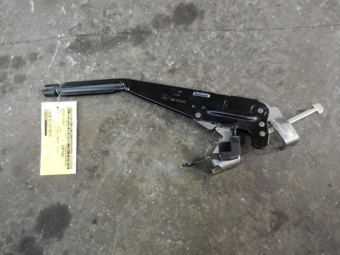 Parking brake lever from a Seat Ibiza II (6K1) 1.4 CL,CLX,S,a la Mode,Latino 1999