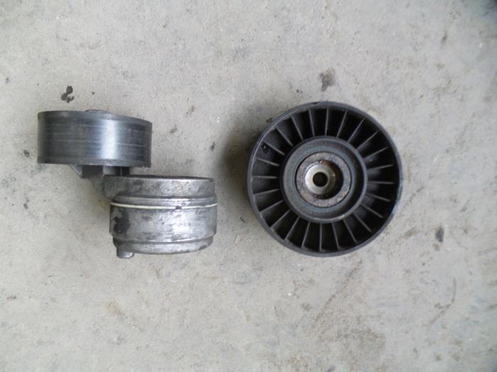 Usados Rodillo tensor correa múltiple Alfa Romeo GT (937) 2.0 JTS 16V Precio de solicitud ofrecido por Autodemontage Joko B.V.