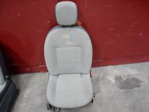 Używane Fotel prawy Renault Twingo II (CN) 1.2 16V LEV Cena na żądanie oferowane przez Autodemontage Joko B.V.
