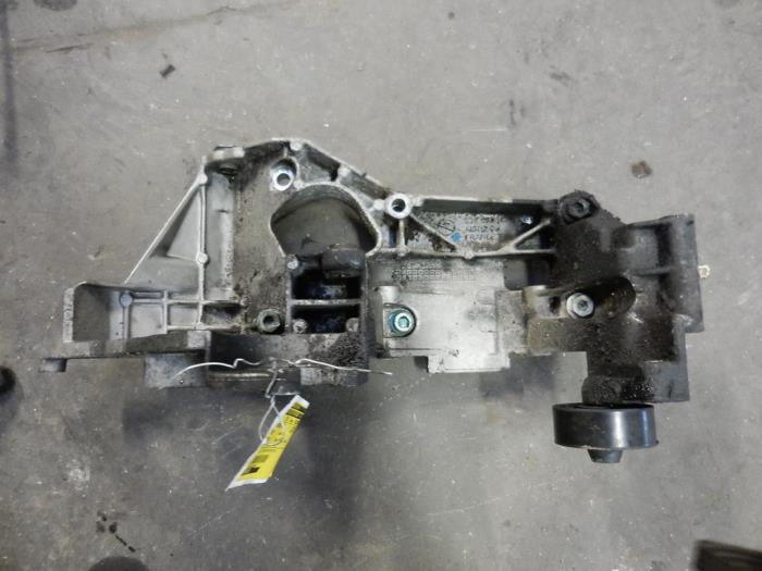 Usagé Support dynamo haut Seat Ibiza II Facelift (6K1) 1.9 TDi 90 Stella Prix sur demande proposé par Autodemontage Joko B.V.