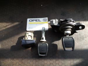 Usados Cilindro de juego de cerraduras (completo) Opel Vectra C GTS 2.2 16V Precio de solicitud ofrecido por Autodemontage Joko B.V.