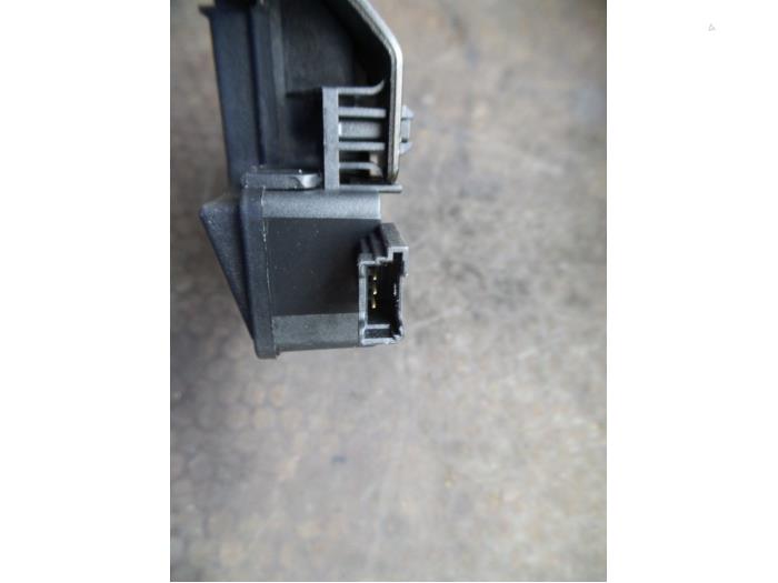 Tailgate lock mechanism from a BMW 3 serie (E90) 330d 24V 2007