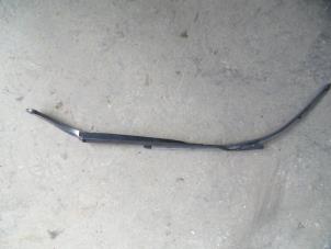 Used Front wiper arm Renault Scénic II (JM) 1.6 16V Price on request offered by Autodemontage Joko B.V.