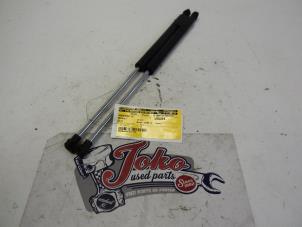 Used Rear gas strut, left Renault Clio II Societe (SB) 1.5 dCi 65 Price on request offered by Autodemontage Joko B.V.