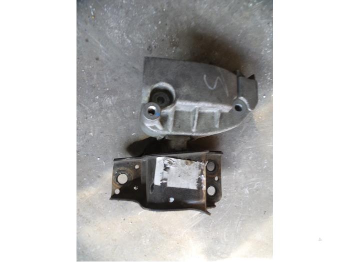 Used Engine mount Renault Scénic II (JM) 1.6 16V Price on request offered by Autodemontage Joko B.V.