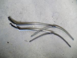 Used Front wiper arm Seat Alhambra (7V8/9) 2.0 Price on request offered by Autodemontage Joko B.V.