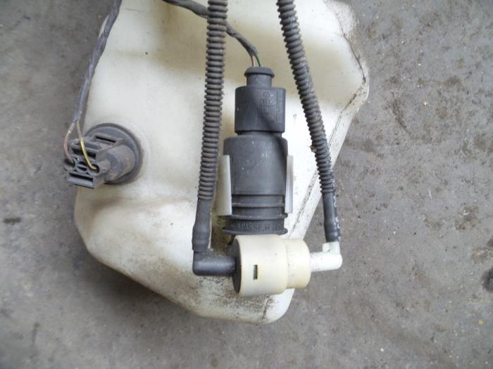 Windscreen washer pump from a Seat Alhambra (7V8/9) 2.0 2001