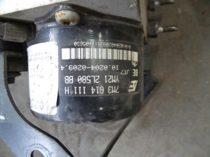 ABS pump from a Seat Alhambra (7V8/9) 2.0 2001