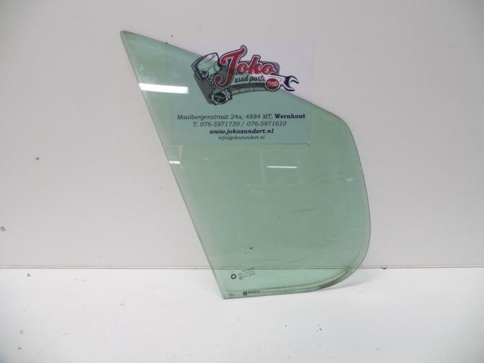Usados Ventanilla triangular derecha delante Nissan Primastar 1.9 dCi 80 Precio de solicitud ofrecido por Autodemontage Joko B.V.